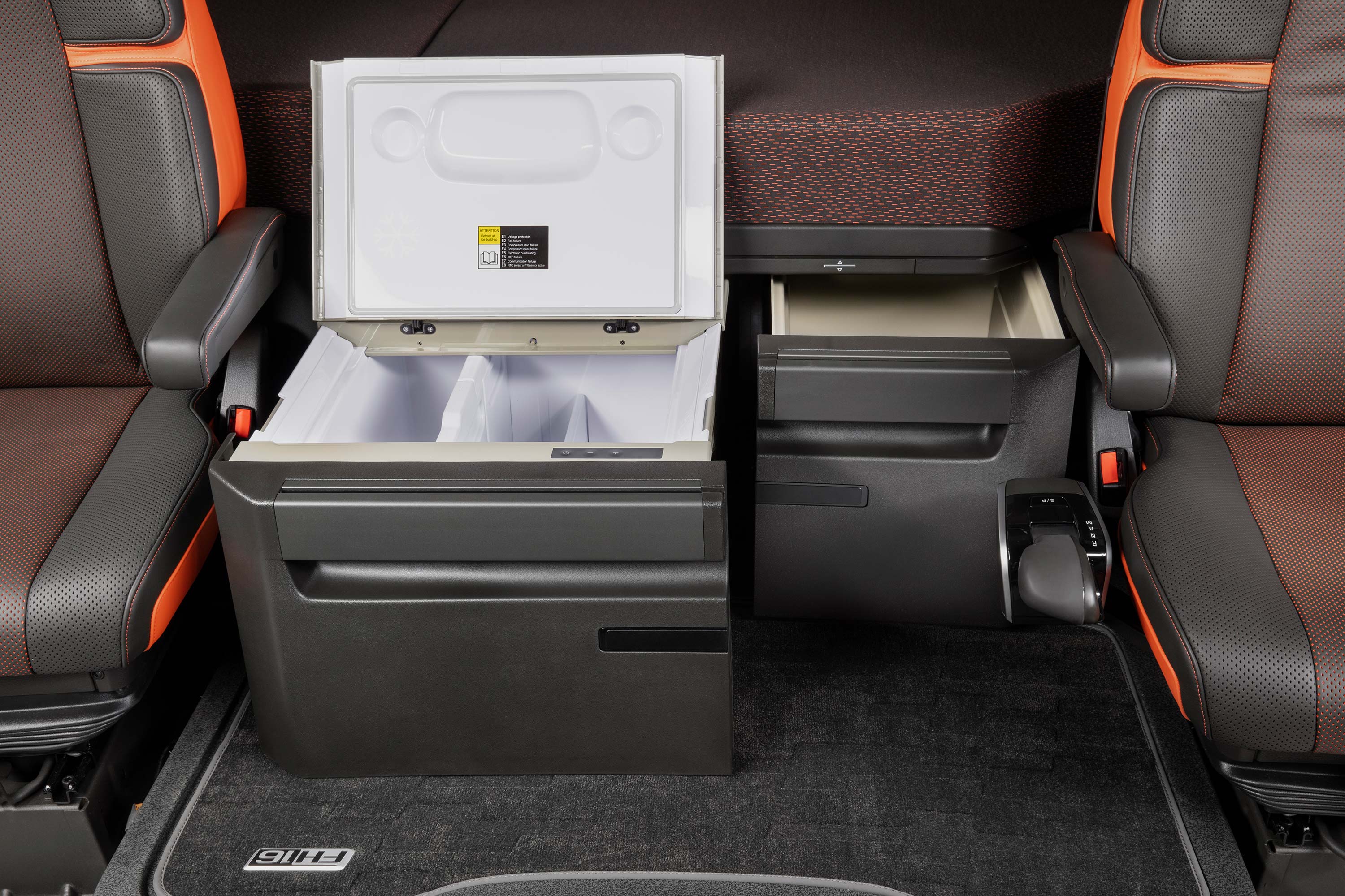 Volvo FH16 可視需要配備雙冰箱。